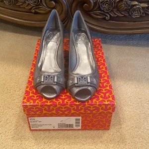 NIB Tory Burch powder coated Melinda open toe wedge size 8